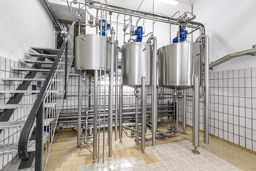 In den Dosierbehältern für Kieselgur sorgt der VEGABAR für exakte Mengen bei der Filtration von Bier.