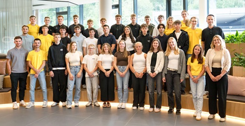 Die neuen Auszubildenden & DH-Studenten mit ihren Paten und dem Ausbilderteam